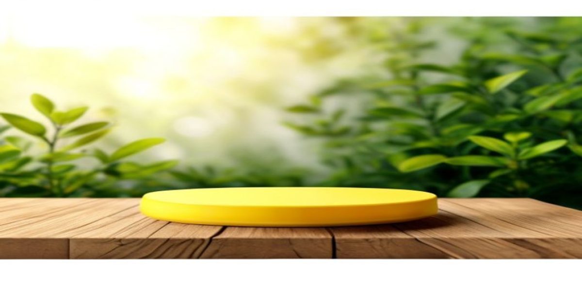 小黄油产品摆放在绿色植物与木质桌面背景前，金黄色质感产品在自然光线下散发温暖光泽，营造高品质天然生活感